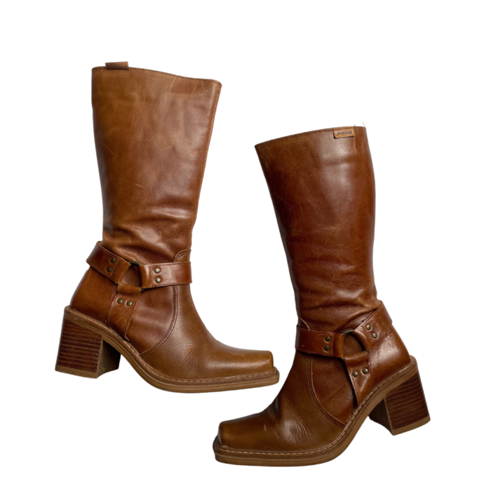 Camel Mustang leather boots with buckle